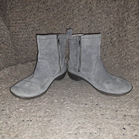 UGG-Neevah-Gray Suede/Shearling Lined-Side Zip Booties-Sz 7-Excellent - Picture 4 of 8